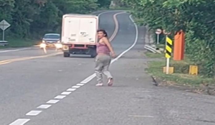Mujer se lanzó junto a su hija a un vehículo en movimiento 