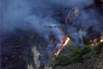 El helicóptero vuela hasta los incendios. 