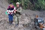 Soldados ayudan a trasladar pacientes en zona rural de Villahermosa