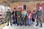 Soldados hicieron entrega de kit escolares a comunidad indígena